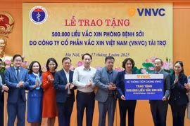Hệ thống tiêm chủng VNVC trao tặng Bộ Y tế 500.000 liều vắc xin sởi
