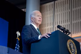Ông Trump cáo buộc chính quyền cũ sử dụng bút ký tự động, cựu Tổng thống Biden phủ nhận