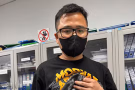 Phát hiện đối tượng quấn điện thoại quanh người để vận chuyển lậu qua cửa khẩu sân bay