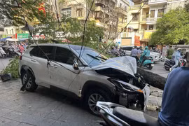 Ô tô tông liên hoàn ở Hà Nội, nhiều người bị thương