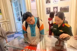 Trưng bày 'Hành trình theo chân Bác qua sưu tập tem và bưu ảnh'