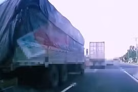 Hai tài xế xe ben bị phạt vì để bùn đất rơi vãi trên đường