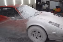 Hai chiếc Ferrari 308 tái xuất sau 30 năm bị giấu trong gara