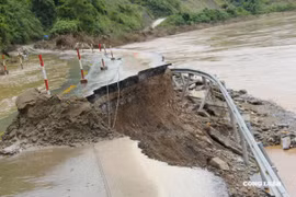 Hỗ trợ khắc phục hậu quả mưa lũ trên các tuyến Quốc lộ đã được phân cấp