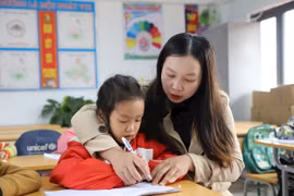 Giáo viên tiểu học có thêm hệ số lương đặc thù, lương sẽ tăng ra sao?