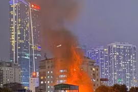 Hà Nội: Cháy nhà trong đêm ở phố Đê La Thành