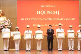 Chủ tịch nước trao tặng Huân chương Chiến công cho các lãnh đạo Công an tỉnh Quảng Ninh