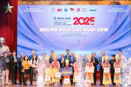 Vinh danh tập thể và cá nhân xuất sắc cuộc thi 'Thắp sáng những ngôi sao buổi sớm'