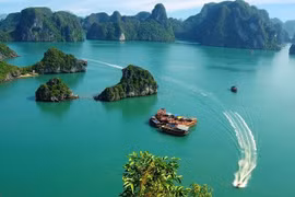 Quảng Ninh mở thêm 10 tour tham quan vịnh Bái Tử Long ngay trong tháng 3