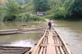 Học sinh vùng lũ Thiện Hòa ngóng một cây cầu an toàn đến lớp