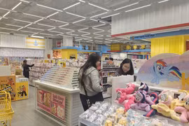 Black Friday 2025: Hàng xả kho, hết size hết số, khách săn sale như đi ‘săn vàng’