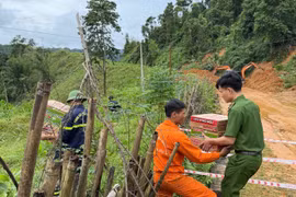 Công an Thanh Hóa vận chuyển hơn 1 tấn lương thực, thực phẩm vào bản bị cô lập