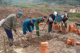 Quảng Ngãi: Xã huy động hàng trăm cán bộ sửa chữa, dựng nhà mới cho người dân