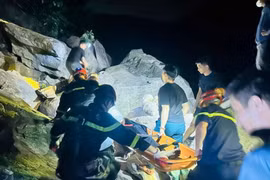 Đưa thi thể nam thanh niên ra khỏi suối sâu sau nhiều giờ tìm kiếm