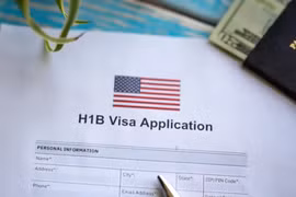 Tổng thống Donald Trump dự kiến áp phí 100.000 USD cho visa H-1B