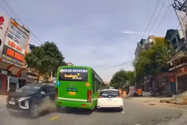 Tài xế xe buýt vượt ẩu bị phạt 5 triệu đồng, trừ 2 điểm