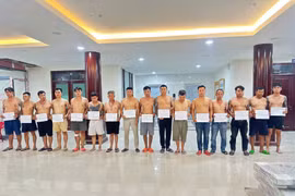 Bắt giữ 20 đối tượng tàng trữ vũ khí, đánh bạc ở Đồng Nai