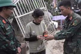 Nhặt được tiền, vàng trong bùn đất, chiến sĩ bộ đội tìm cách trả lại cho người dân