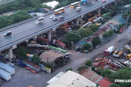 Ngổn ngang những bãi xe 'tự phát' đe dọa an toàn cầu Thăng Long