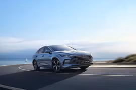 Sedan đầu tiên trang bị PHEV chốt lịch ra mắt khách Việt