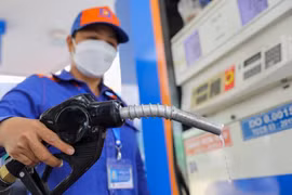 Giá xăng giảm nhẹ từ 58 - 62 đồng mỗi lít