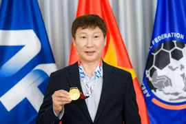 HLV Kim Sang Sik nhận huy chương vàng 24K tri ân SEA Games 33