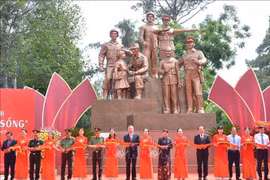 Tượng đài Công an nhân dân 'Vì bình yên cuộc sống' chính thức khánh thành tại TP HCM