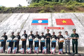 Đồn Biên phòng cửa khẩu A Đớt tặng quà cho người dân bản Ka Lô, Lào