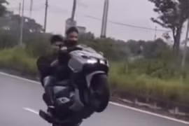 Hà Nội: Thanh niên ‘bốc đầu’ xe máy bị tịch thu phương tiện