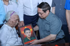 Thủ tướng thăm Mẹ Việt Nam anh hùng, dâng hương tại Thành cổ Quảng Trị và Nghĩa trang Đường 9
