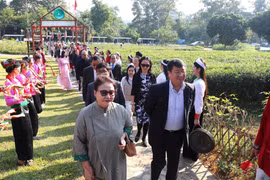 Khách quốc tế trải nghiệm văn hoá Mường tại Làng Văn hóa - Du lịch các dân tộc Việt Nam