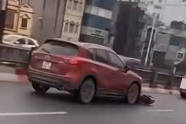Làm rõ vụ tài xế Mazda CX5 kéo lê xe máy trên đường phố Hà Nội