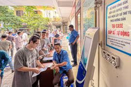Các sở giao thông vận tải tiếp tục cấp, đổi giấy phép lái xe cho người dân