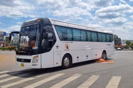 Gia Lai: Đi bộ qua đường, người phụ nữ bị xe khách tông tử vong