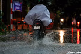 Mưa lớn vào giờ tan tầm, nhiều tuyến phố Hà Nội biến thành “biển nước”