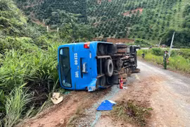 Xe khách chở sinh viên đi từ thiện bị lật ở Lâm Đồng, 5 người bị thương
