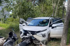 Khởi tố đối tượng cố thủ trong xe ô tô, tiêu hủy tang chứng nghi là ma túy khi bị kiểm tra