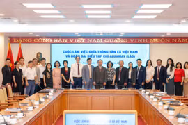 Tạp chí lý luận Lào tìm hiểu quy trình sáng tạo nội dung báo chí đa nền tảng của Báo điện tử VietnamPlus