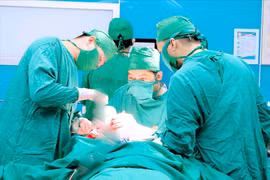 Tuyến cơ sở làm chủ kỹ thuật cao, ghép sọ tự thân cứu bệnh nhân 15 tuổi