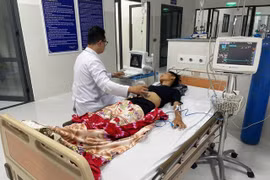Bác sĩ đầu ngành bay ra Côn Đảo cứu bệnh nhân 17 tuổi chấn thương nặng