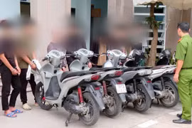Hà Nội: Xuất hiện nhóm thiếu niên "săn” xe máy lúc nửa đêm