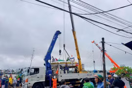 Công ty Truyền tải điện 3 khẩn trương ứng cứu phương tiện, huy động cano hỗ trợ công tác cứu trợ người dân