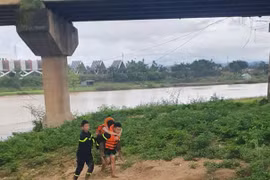 Quãng Ngãi: Cứu sống 2 anh em bị đuối nước trên sông Đăk Bla lúc rạng sáng