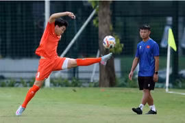 Đình Bắc trở lại tập luyện, sẵn sàng ra sân đối đầu với U23 Campuchia vào tối nay