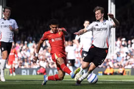 Liverpool gục ngã trước Fulham, Tottenham tiễn Southampton xuống hạng