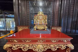 Ba ngai vua thời Nguyễn ở Huế được lắp đặt lồng kính bảo vệ