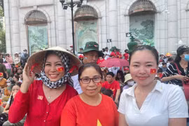 Người dân TP HCM xếp hàng giữ chỗ từ trưa chờ xem sơ duyệt diễu binh mừng 30/4