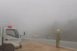 Lái xe qua đèo mùa sương mù: Cảnh sát giao thông Phú Thọ khuyến cáo người dân thận trọng