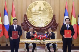 Tổng Bí thư Tô Lâm và Tổng Bí thư, Chủ tịch nước Lào chứng kiến Lễ trao các văn kiện hợp tác