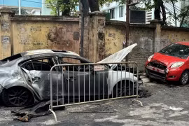 Hà Nội: Ô tô đang đỗ bất ngờ bốc cháy dữ dội